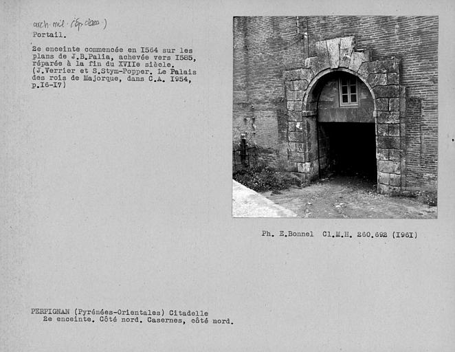 Porte côté nord du mur des casernes de la deuxième enceinte