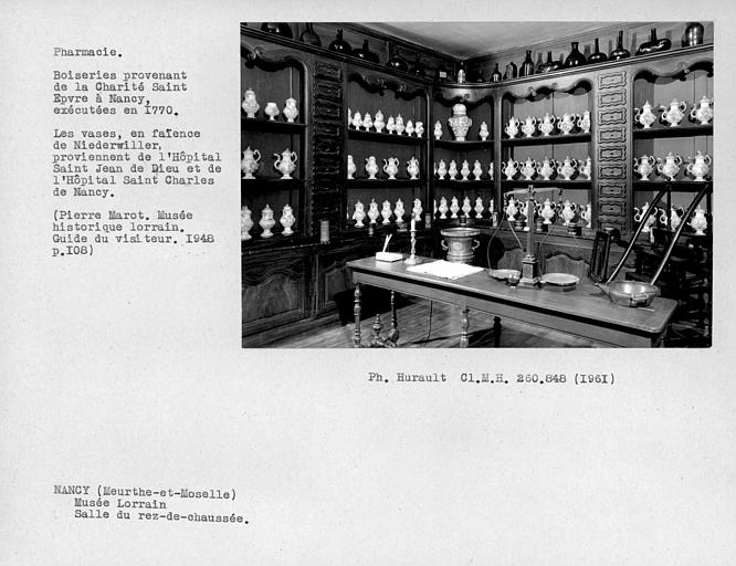 Boiseries de pharmacie dans la salle du rez-de-chaussée, vases en faïence de Niederwiller