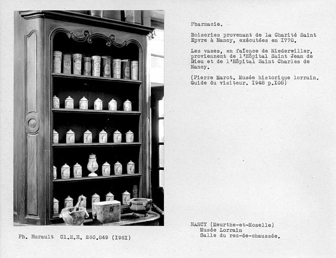 Détail de boiseries de pharmacie, salle du rez-de-chaussée, vases en faïence de Niederwiller