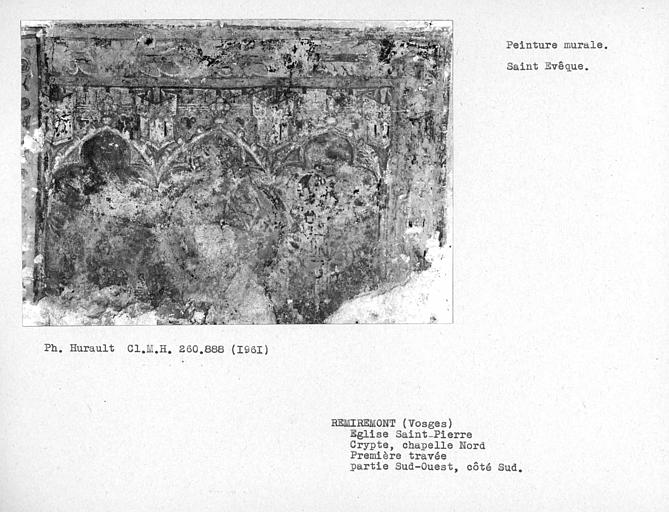 Partie sud-ouest du mur sud de la première travée de la crypte de la chapelle latérale nord, restes dont un Saint-Evêque