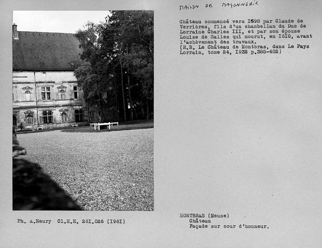 Moitié droite sur la cour d'honneur de la façade principale du bâtiment central