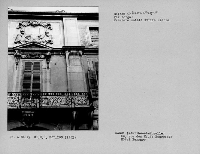 Balcon en fer forgé de la façade