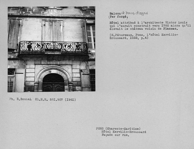 Balcon en fer forgé de la façade sur rue