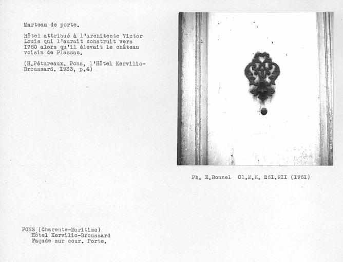 Vantaux et marteau de la porte de la façade sur cour