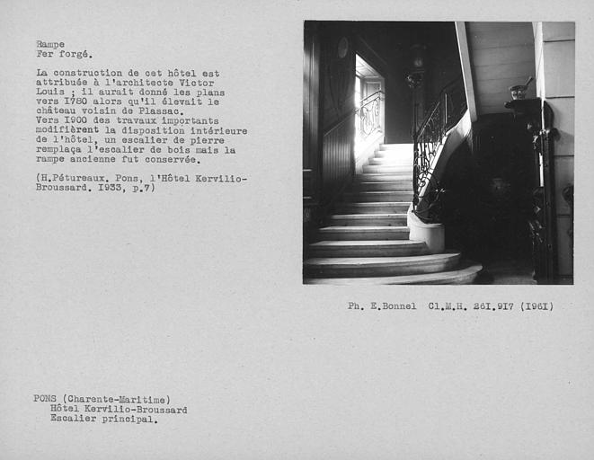 Rampe en fer forgé de l'escalier (l'escalier est moderne)