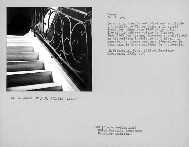 Rampe en fer forgé de l'escalier (l'escalier est moderne)