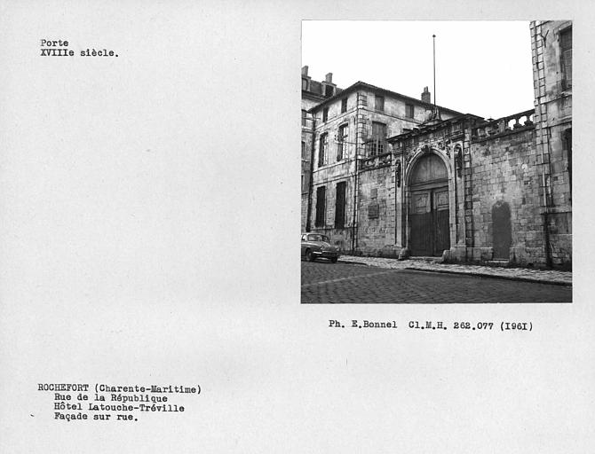 Porte de la façade sur rue
