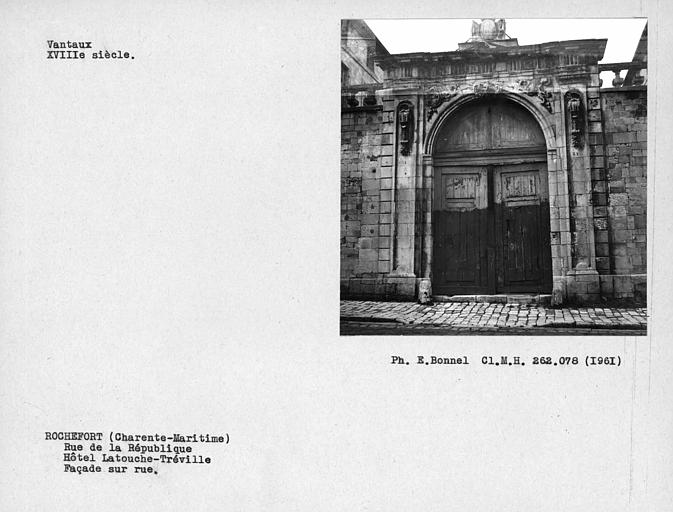 Vantaux du portail de la façade sur rue
