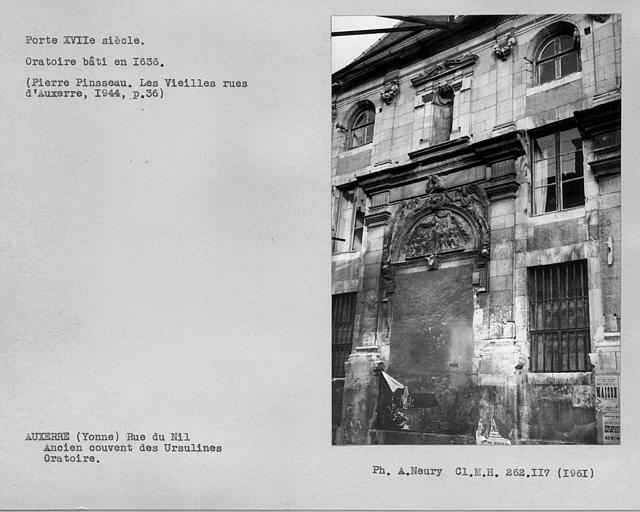 Porte de la façade latérale de l'oratoire sur la rue du Nil