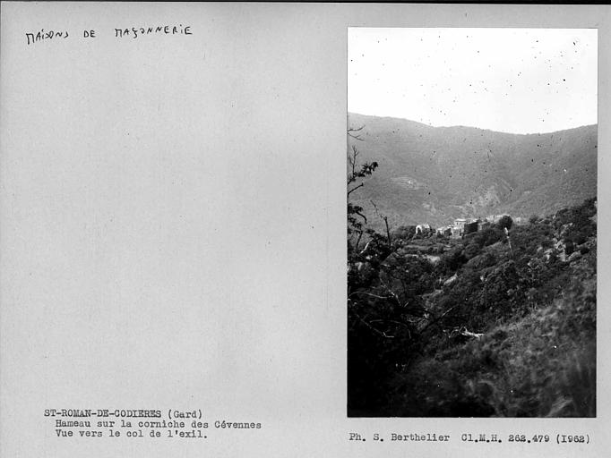 Hameau, vue vers le col de l'exil