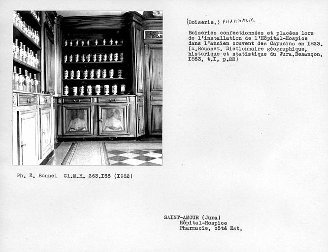 Côté est des boiseries de la pharmacie