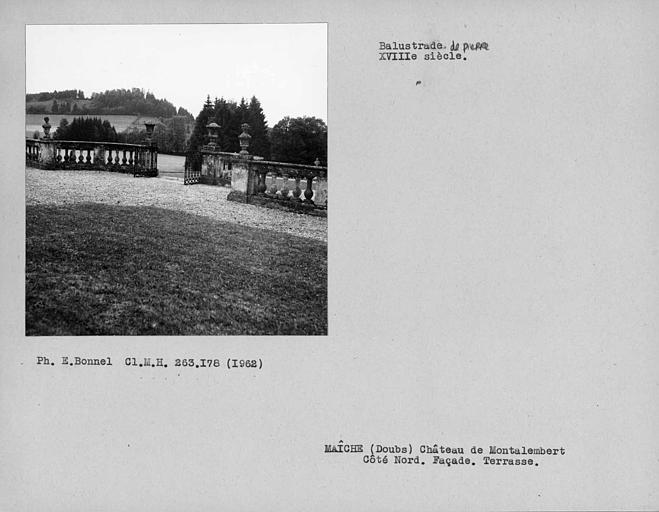 Balustrade de pierre de la terrasse de la façade nord