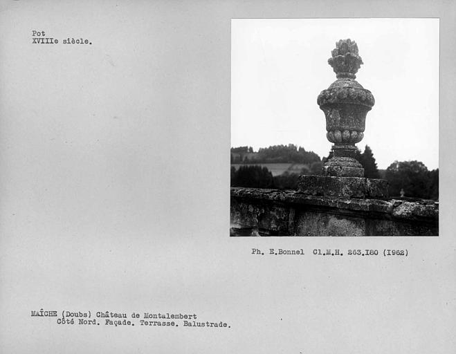 Façade nord. Pot à feu de la balustrade de la terrasse