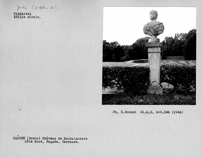 Sculpture de jardin représentant un piédestal composé d'un socle gainé surmonté d'un buste, localisé sur la terrasse de la façade Nord