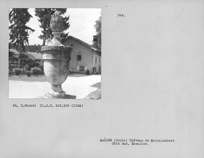 Façade sud. Pot à feu de la rampe de l'escalier de pierre