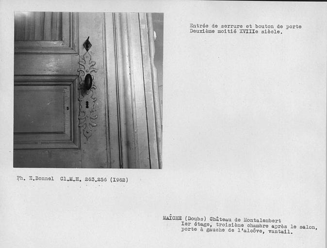 Entrée de serrure du vantail de la porte à gauche de l'alcôve de la troisième chambre après le salon du premier étage