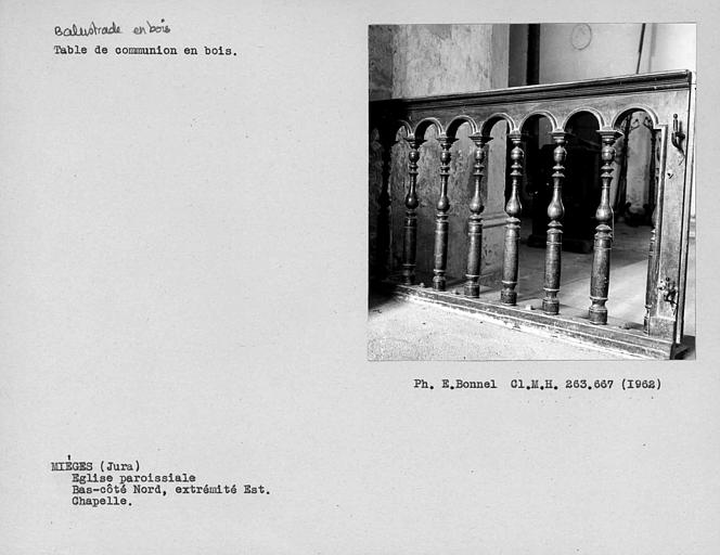 Grille de communion en bois de la chapelle au nord de l'abside