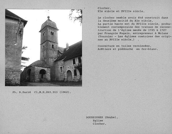 Clocher couvert de tuiles vernissées, arêtiers et piédouche en fer blanc. Avant-porche daté par une inscription à la clé de l'arc occidental. La maçonnerie a été restaurée