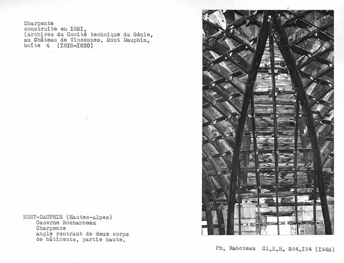 Charpente du comble, partie haute à l'angle de deux ailes du bâtiment