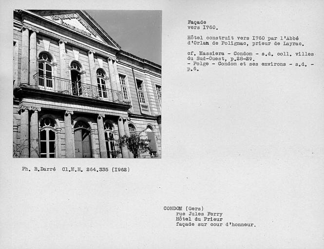 Colonnade et fronton de la façade sur cour d'honneur