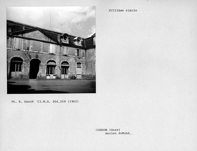 Fronton de la façade sur cour de l'aile ouest