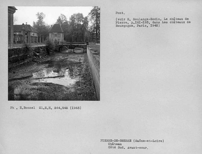 Pont donnant accès à l'avant-cour, du côté sud du château