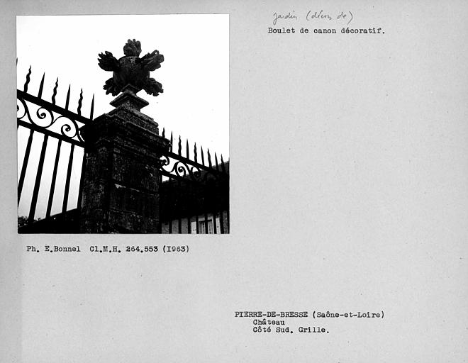 Décors de jardin avec grille et pilier surmonté d'un boulet de canon dans l'avant-cour, côté sud