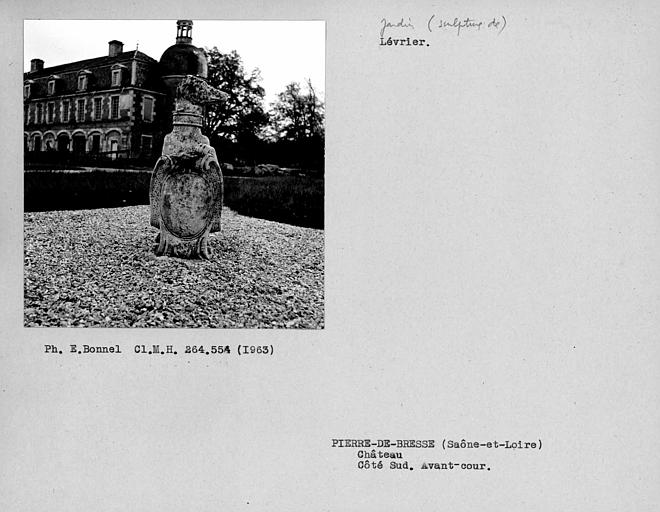 Sculpture de jardin en pierre représentant un lévrier, dans l'avant-cour du côté sud