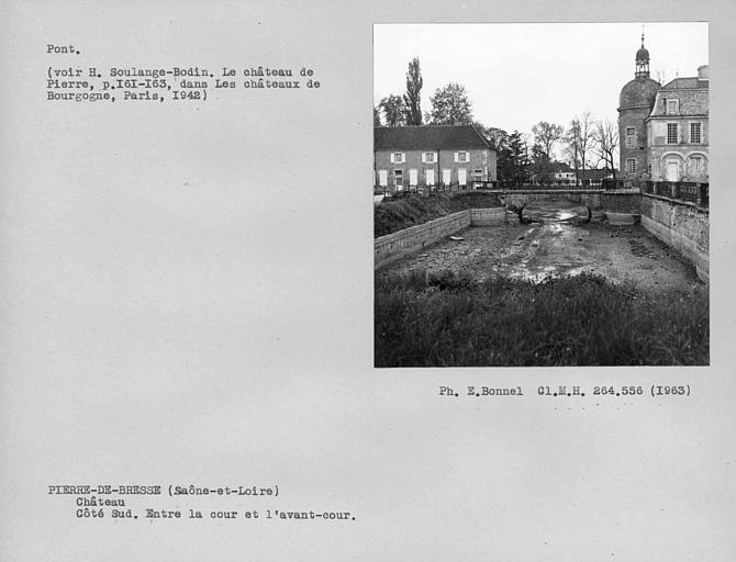 Pont entre la cour et l'avant-cour, du côté sud du château