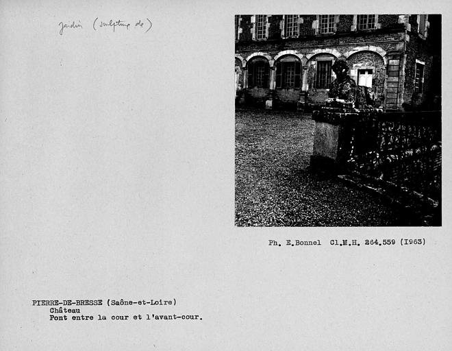 Chimère de l'angle nord-est du ponceau entre la cour et l'avant-cour du côté sud