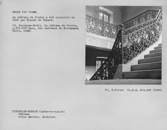 Corps central. Rampe d'escalier en fer forgé de l'escalier monumental