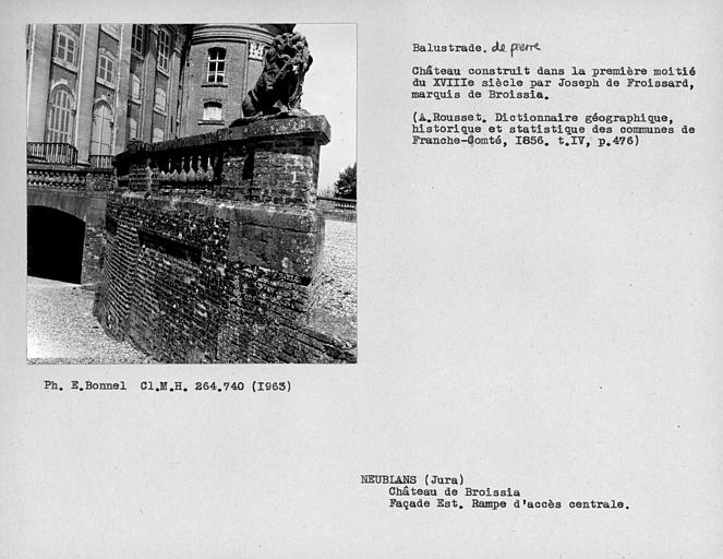 Rampe d'accès centrale de la balustrade en pierre de la façade est