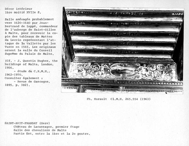Décor de la salle des Chevaliers de Malte, peinture murale du mur opposé aux fenêtres, cartouche de la frise entre les première et deuxième poutres