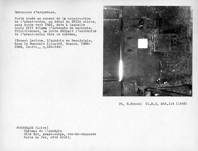 Côté extérieur du vantail de la porte en fer de la façade est, ouverture servant de créneau d'arquebuse sur le côté droit