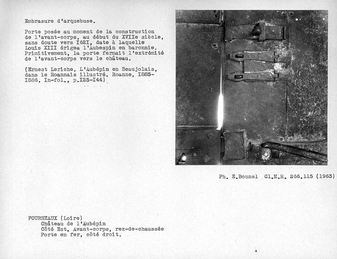 Côté extérieur du vantail de la porte en fer de la façade est, ouverture servant de créneau d'arquebuse sur le côté droit