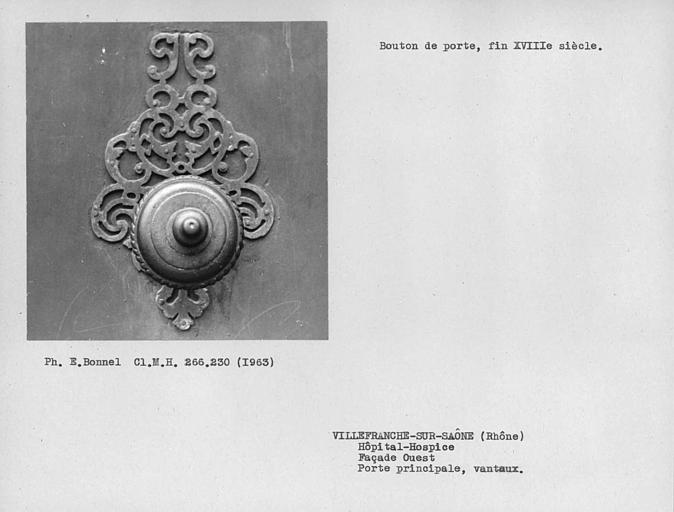 Bouton de porte et platine des vantaux de la porte principale de la façade