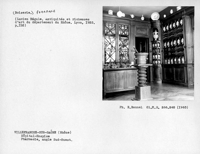 Boiserie de l'angle sud-ouest de la pharmacie