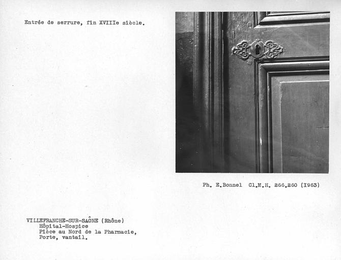 Entrée de serrure du vantail de la salle voisine de la pharmacie