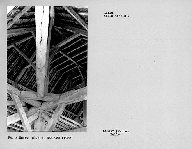 Vue intérieure de la halle, détail de la charpente