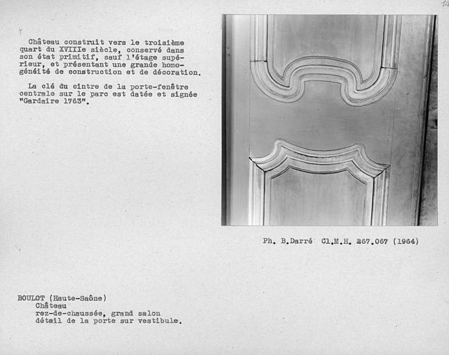 Lambris et détail de la porte à deux vantaux. Moulures médianes du vantail gauche du grand salon du rez-de-chaussée