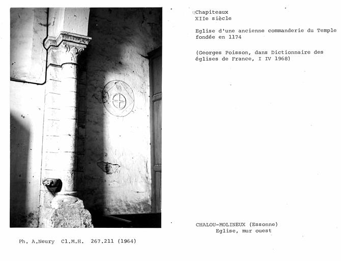 Chapiteau d'un pilier et croix de consécration du mur ouest de la nef
