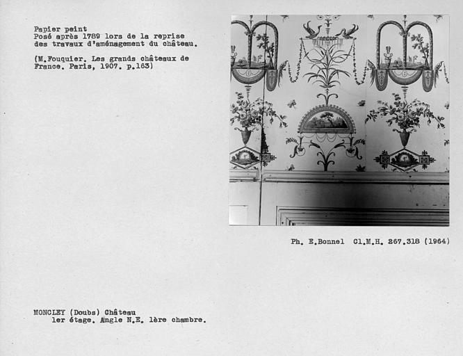 Premier étage de l'angle nord-est du chateau, papier peint de la première chambre
