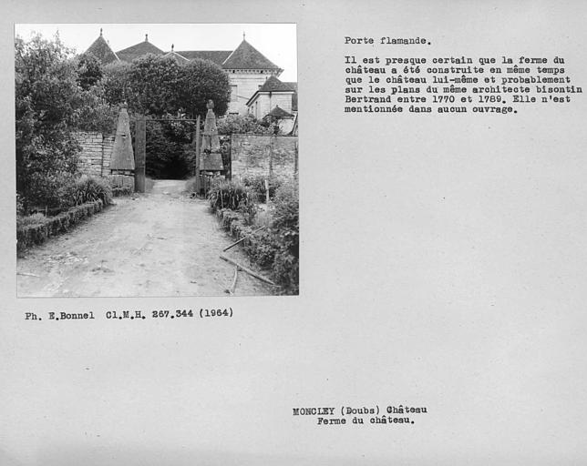 Ferme du château, porte flamande à l'entrée du jardin