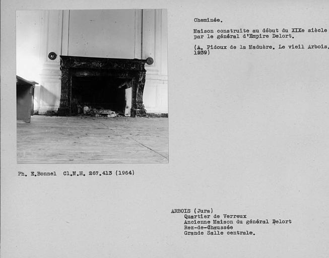 Cheminée de la grande salle du rez-de-chaussée