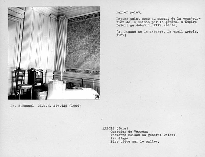 Papier peint de la première pièce sur le palier de la grande salle du premier étage