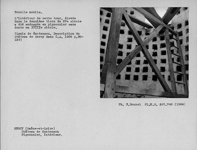 Echelle mobile à l'intérieur du pigeonnier au sud-ouest du château