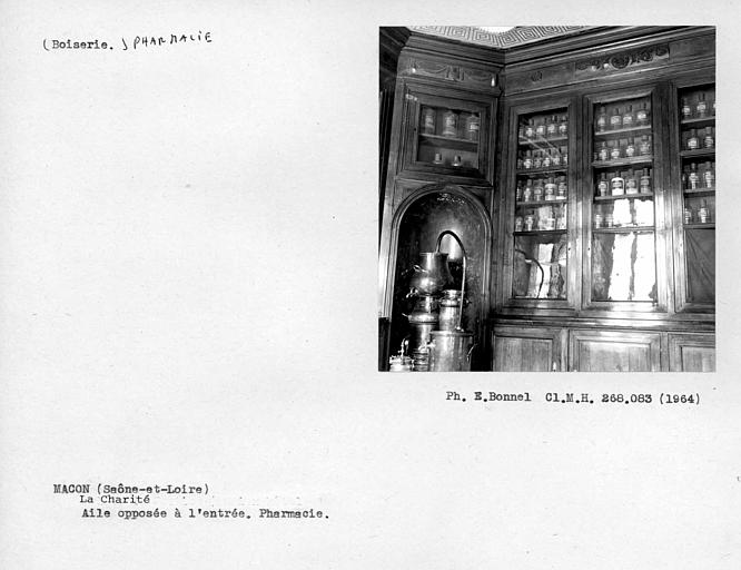 Boiseries de la pharmacie, aile opposée à l'entrée