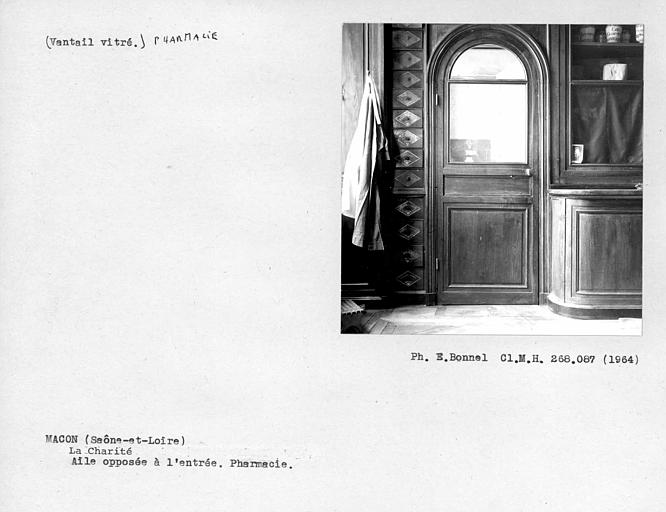 Boiseries de la pharmacie, aile opposée à l'entrée, vantail vitré de porte