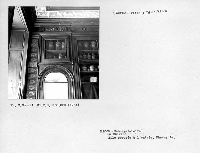 Boiseries de la pharmacie, aile opposée à l'entrée, vantail vitré de porte