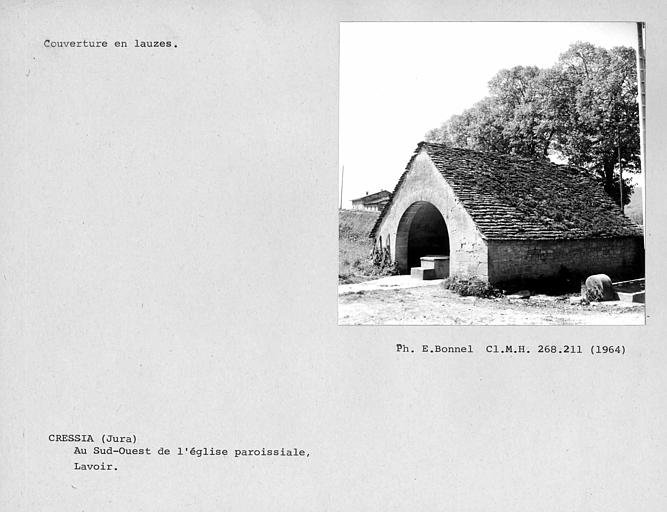 Toiture en lauzes du lavoir au sud de l'église